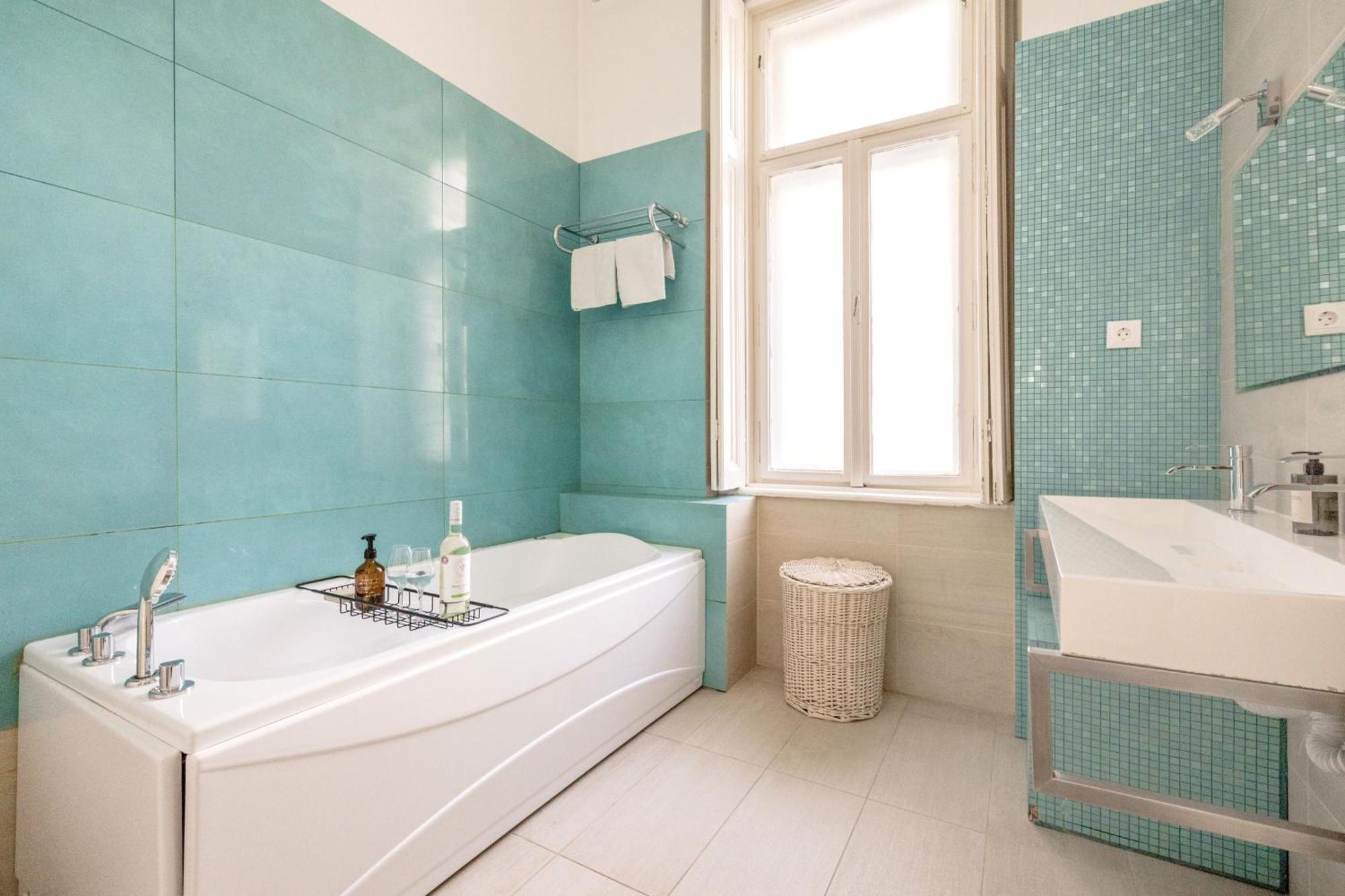 Wellness Retreat With Sauna & Jacuzzi - 1 Min To Opera Budapest Kültér fotó
