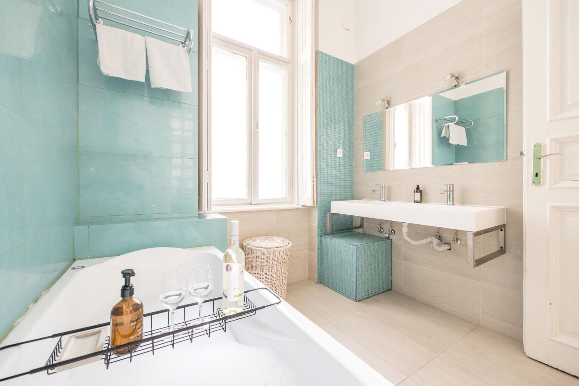 Wellness Retreat With Sauna & Jacuzzi - 1 Min To Opera Budapest Kültér fotó
